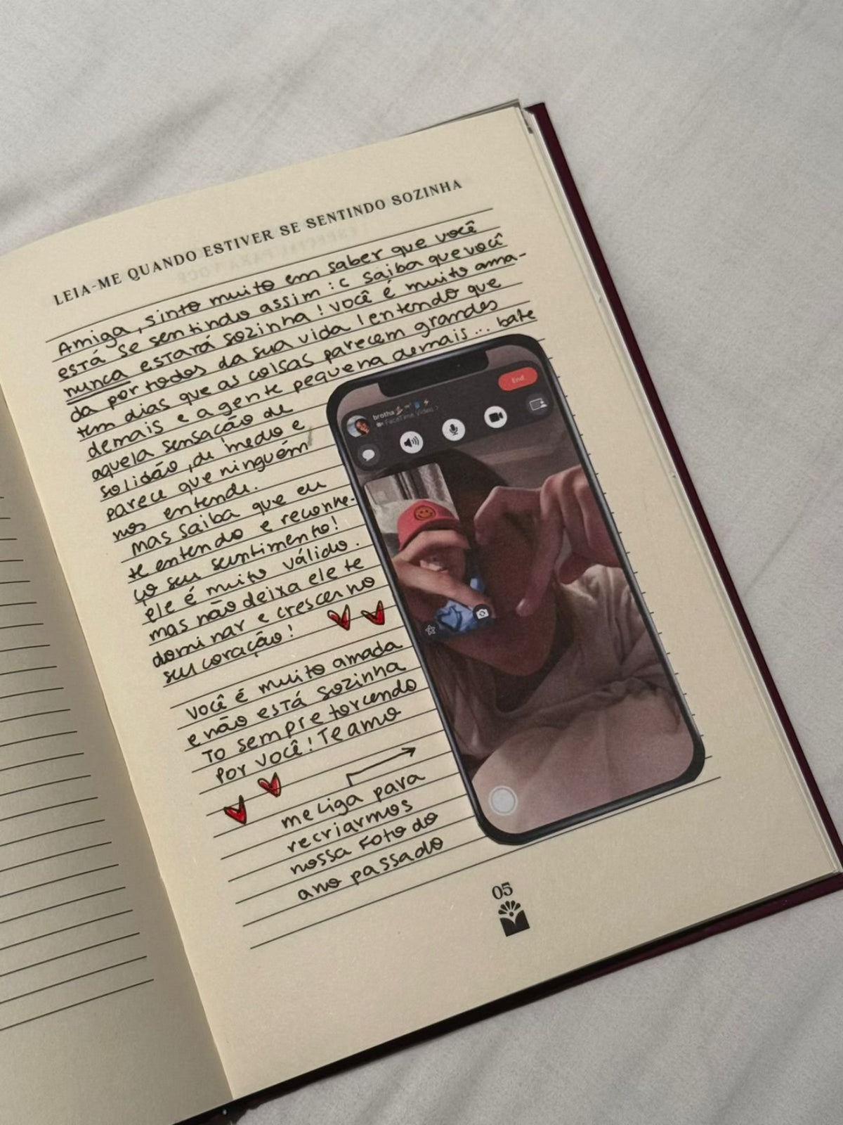 Página 5 do livro Amiga preenchida, “Quando estiver se sentindo sozinha”: uma carta e um celular de papel numa chamada de vídeo com uma foto