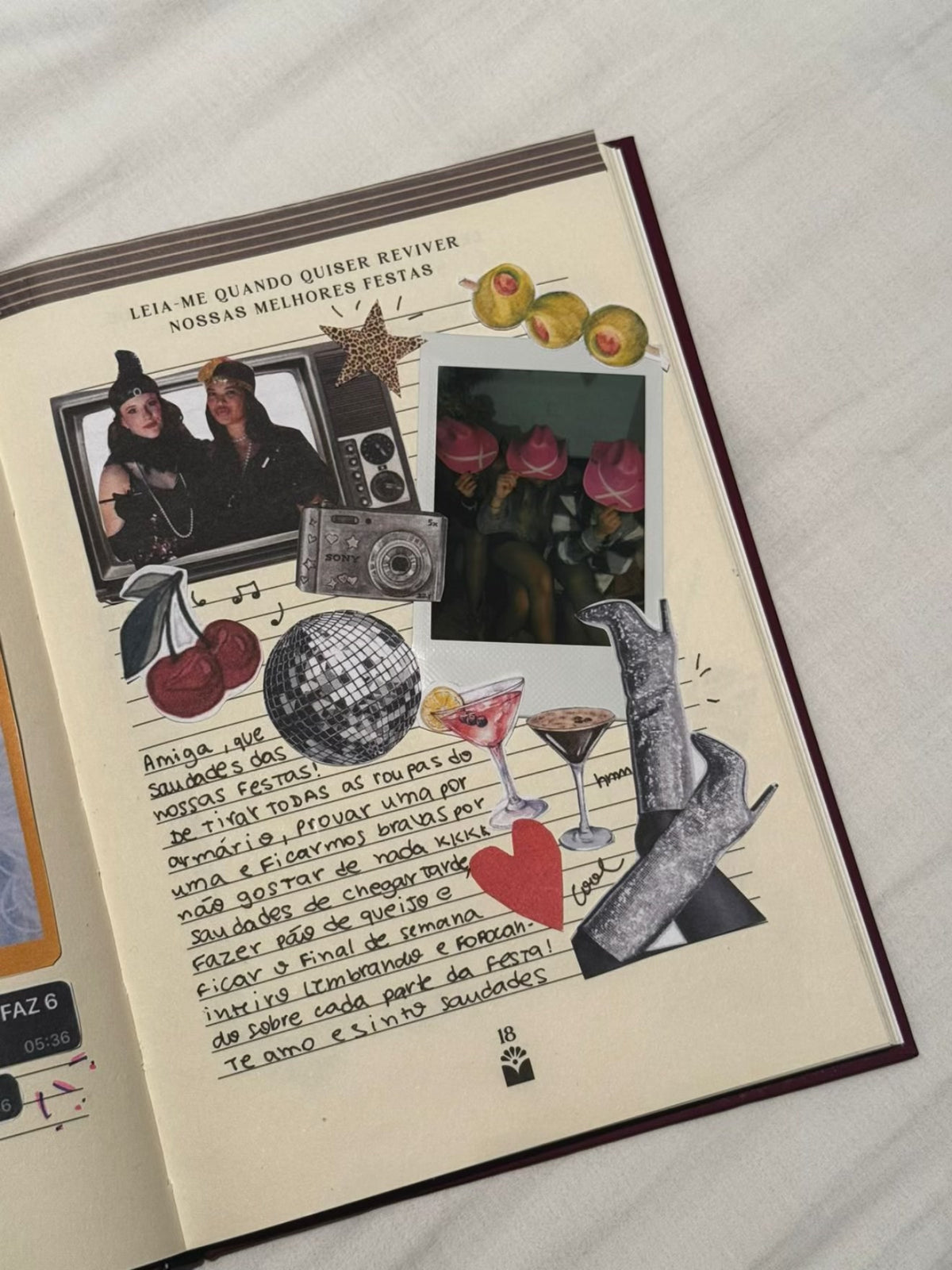 Página 18 do livro Amiga preenchida, “Quando quiser reviver nossas melhores festas”: fotos de festas em molduras e adesivos de globo espelhado e drinks