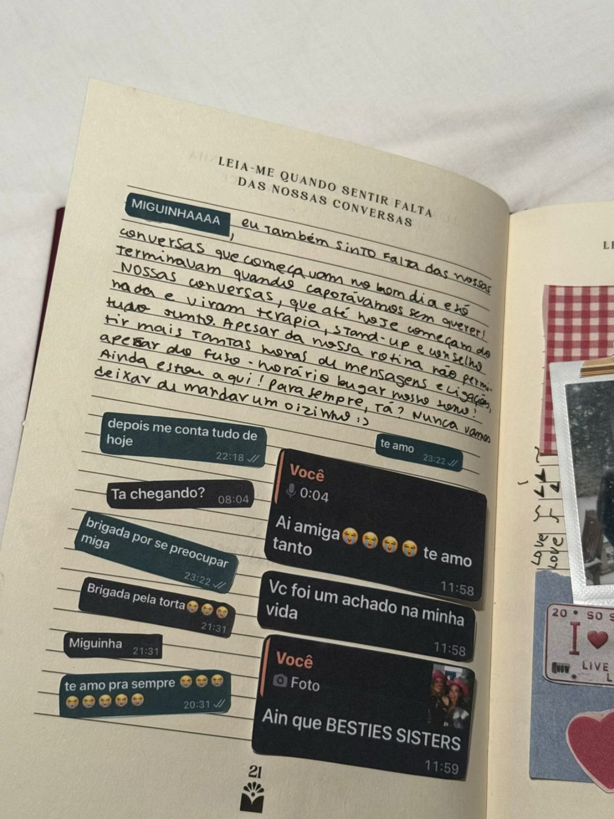 Página 21 do livro Amiga preenchida, “Quando sentir falta das nossas conversas”: prints de conversas no WhatsApp recortados e uma carta