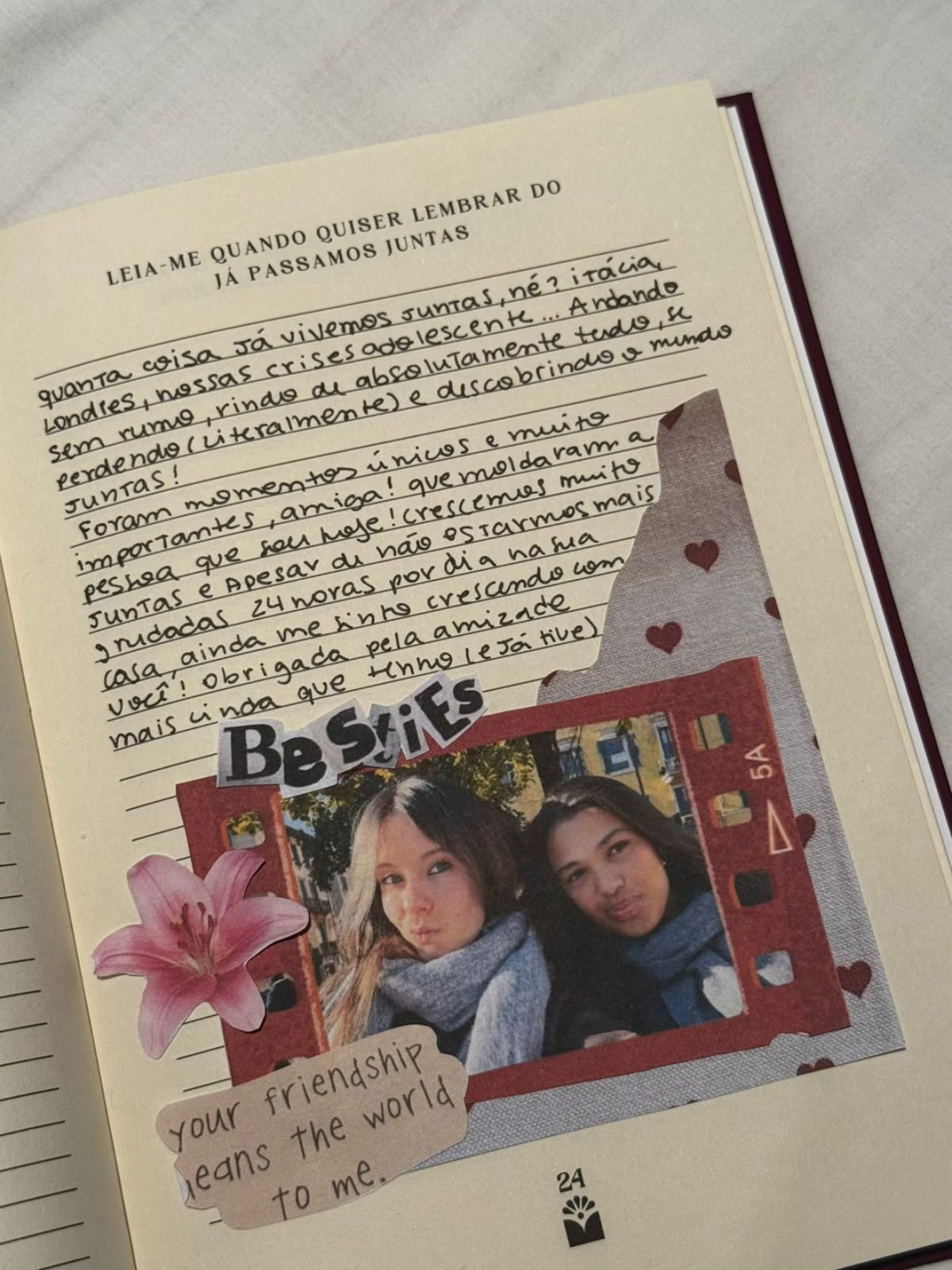 Página 24 do livro Amiga preenchida, “Quando quiser lembrar do que já passamos juntas”: uma foto das amigas numa moldura escrita “Besties”, uma flor e uma carta