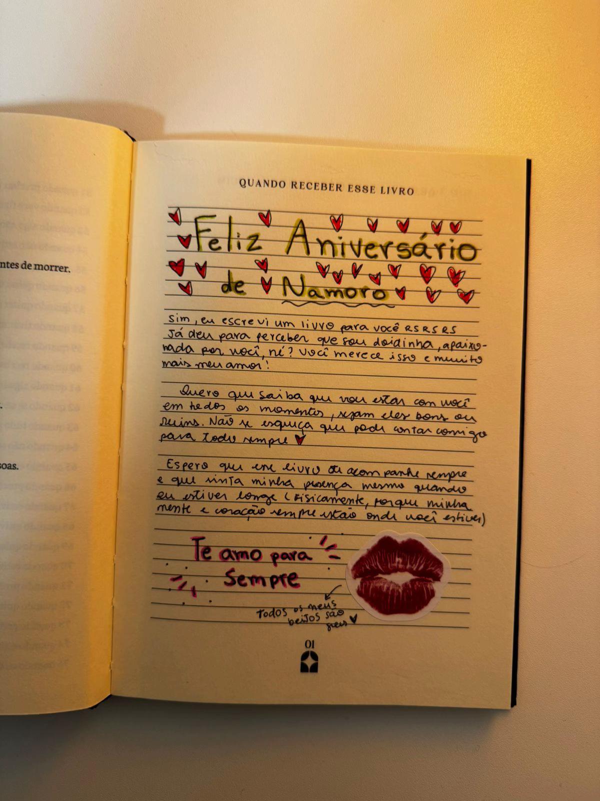 Página 1 do Leia-me quando preenchida, “Quando receber esse livro”: “Feliz aniversário de namoro”, uma carta e uma marca de beijo de batom
