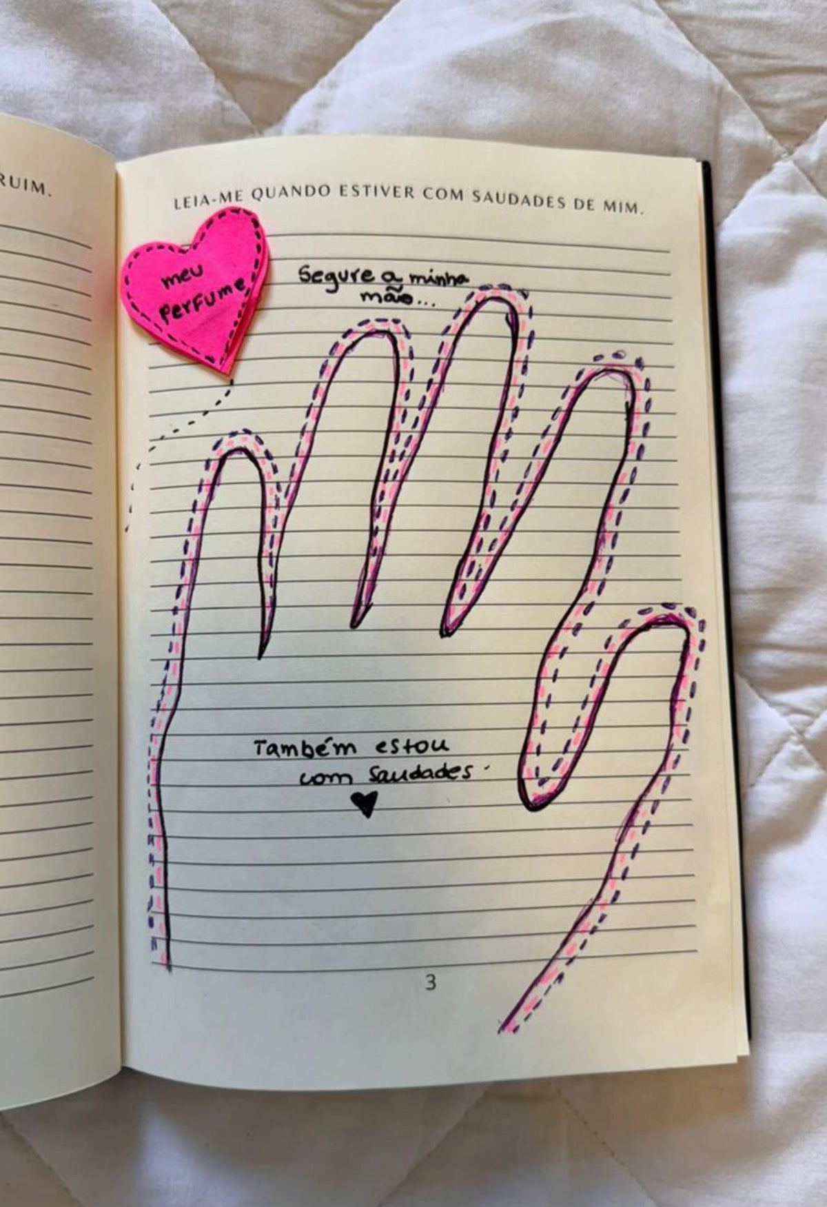 Página 3 do Leia-me quando preenchida, “Quando estiver com saudades de mim”: o contorno de uma mão desenhado na página