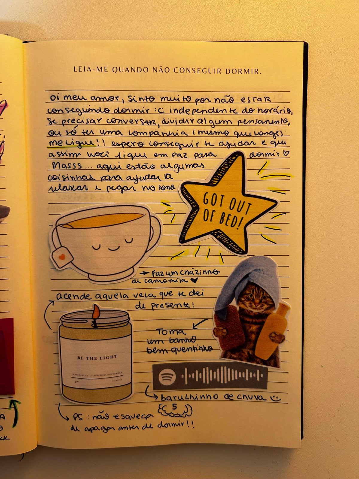 Página 5 do Leia-me quando preenchida, “Quando não conseguir dormir”: uma carta, uma xícara de chá desenhada, uma estrela e o código de uma playlist