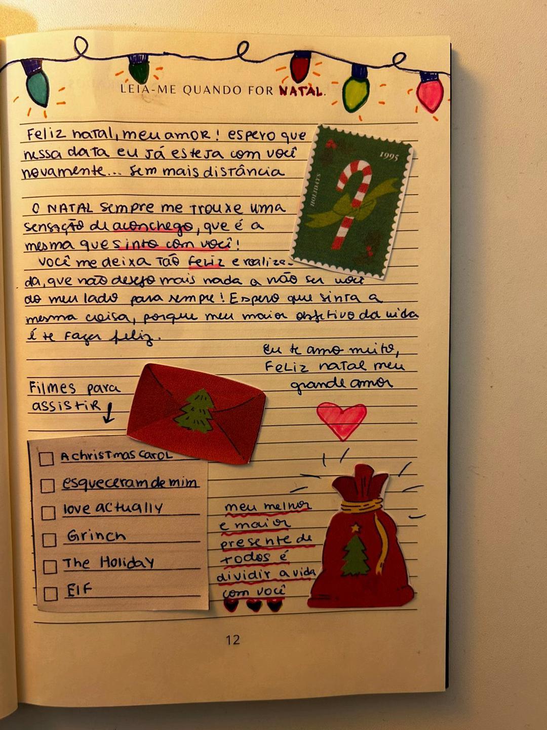 Página 12 do Leia-me quando preenchida, “Quando for Natal”: pisca-piscas desenhados, uma lista de filmes de Natal e um saco de presente de papel