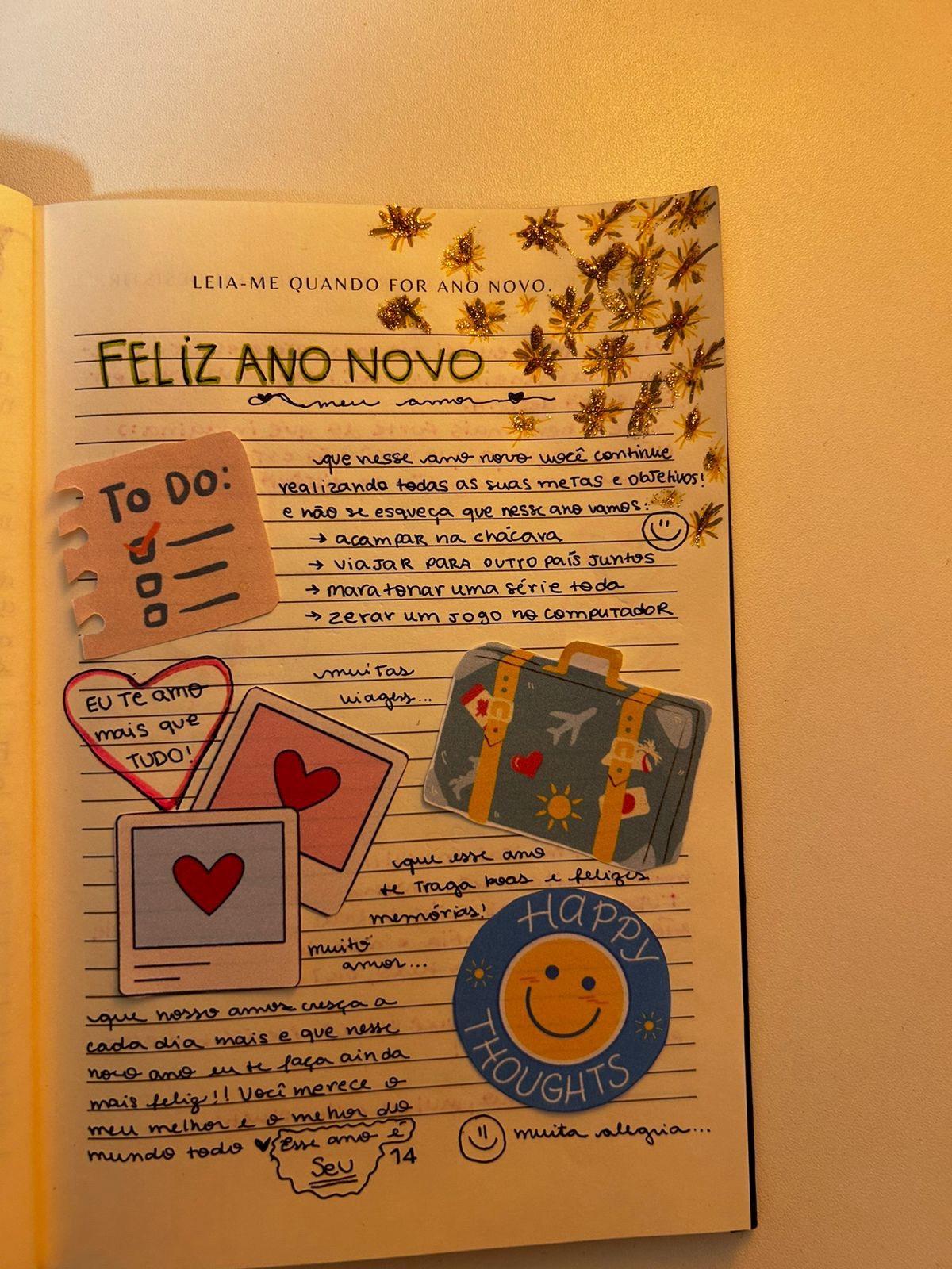 Página 14 do Leia-me quando preenchida, “Quando for Ano Novo”: “Feliz Ano Novo”, uma lista de planos para o ano e adesivos de viagem