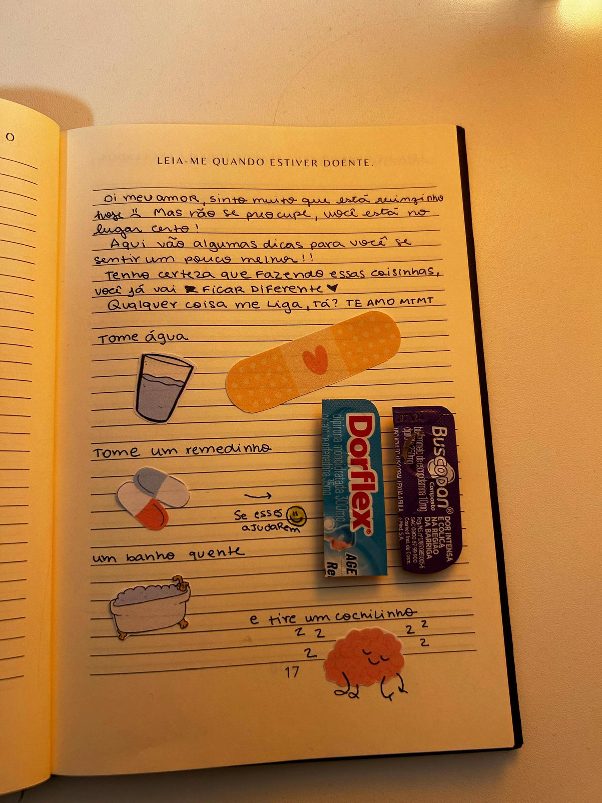 Página 17 do Leia-me quando preenchida, “Quando estiver doente”: uma carta, um curativo, remédios colados e lembretes de cuidado