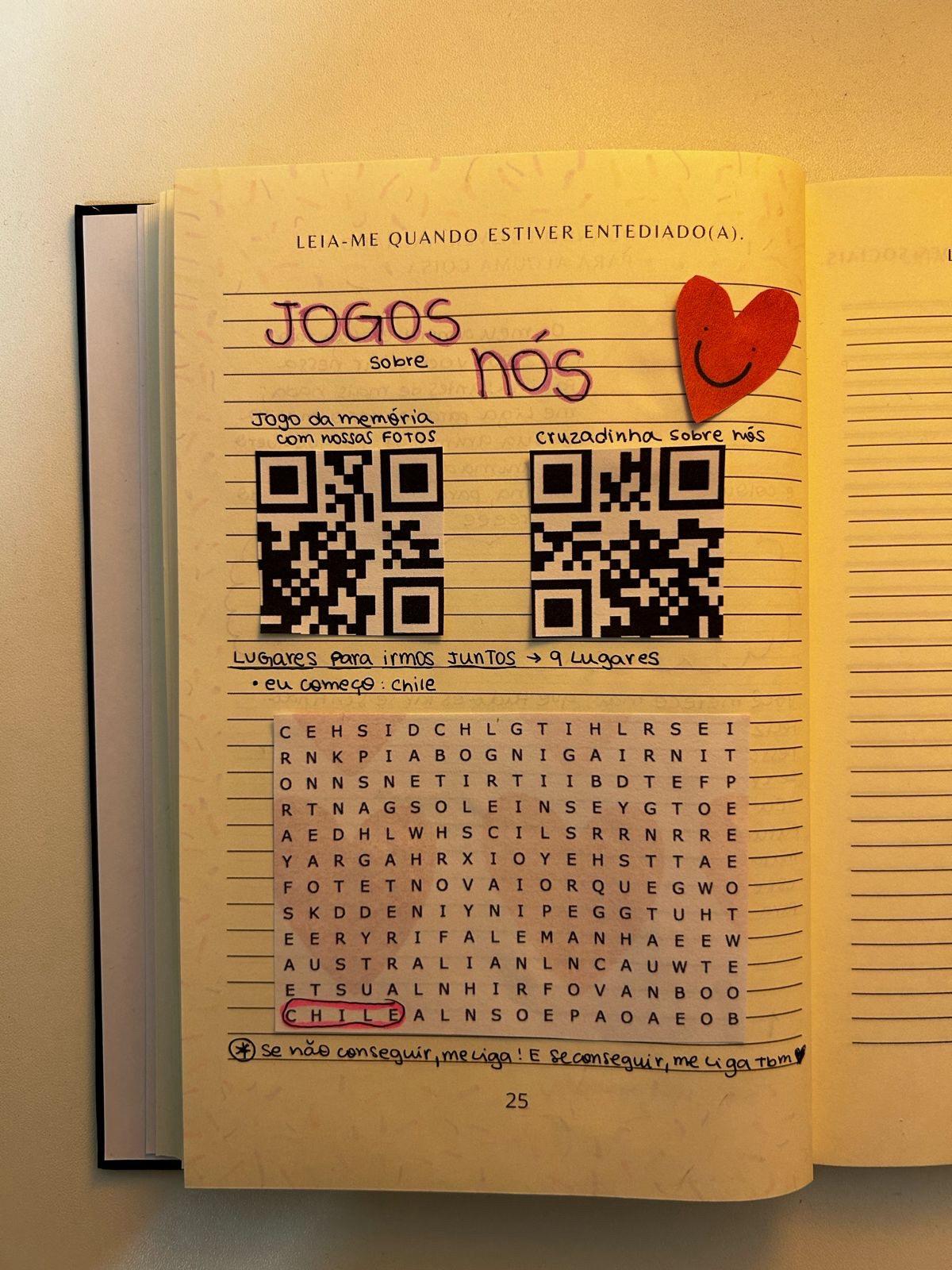 Página 25 do Leia-me quando preenchida, “Quando estiver entediado(a)”: QR codes com jogos sobre o casal e um caça-palavras