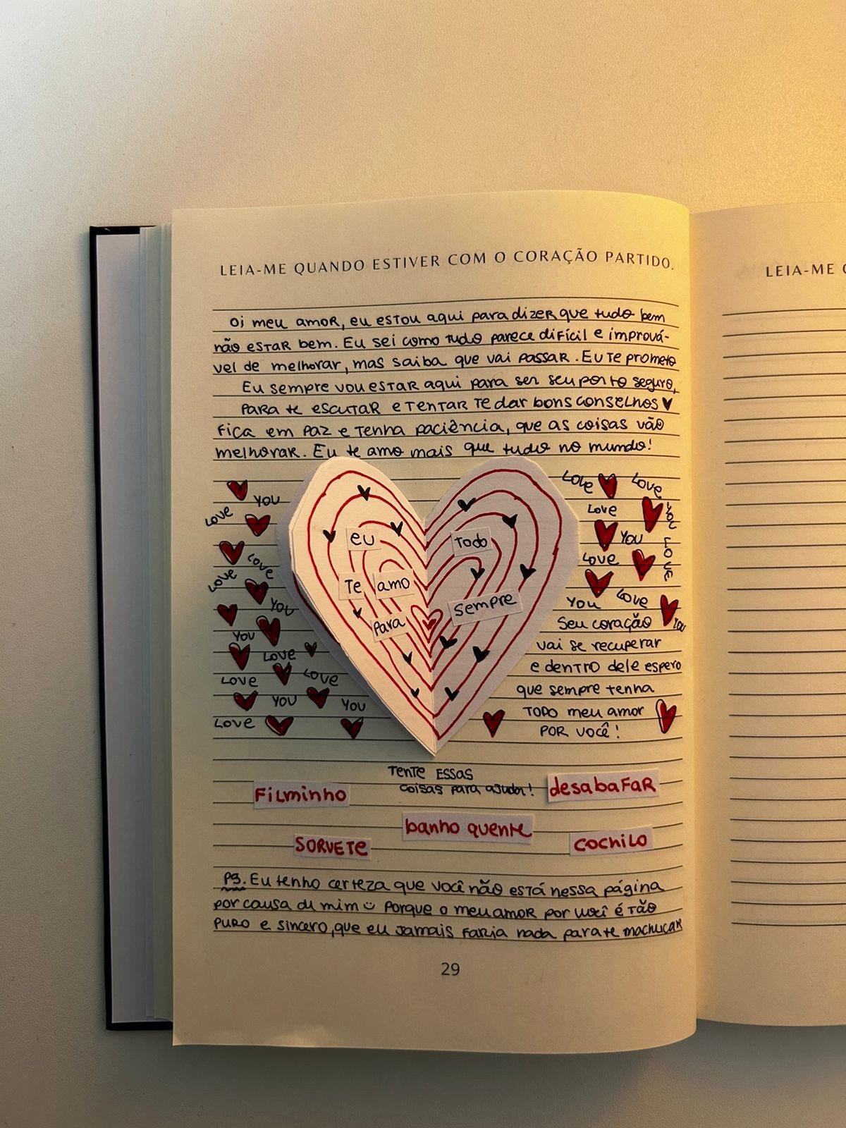 Página 29 do Leia-me quando preenchida, “Quando estiver com o coração partido”: um coração de papel colado e uma carta