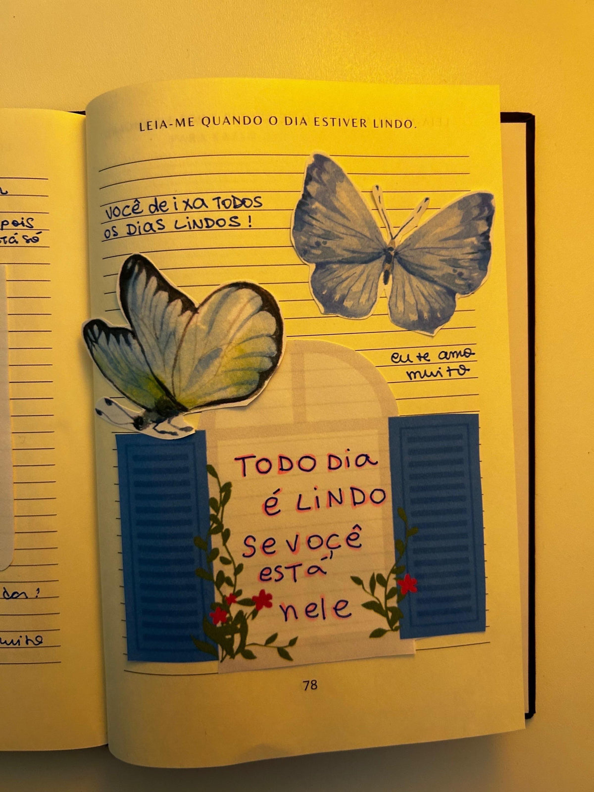 Página 78 do Leia-me quando preenchida, “Quando o dia estiver lindo”: uma janela de papel com “todo dia é lindo se você está nele” e borboletas